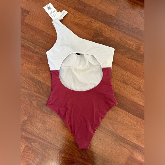 Off The Shoulder One Piece Swimsuit - Picture 2 of 3